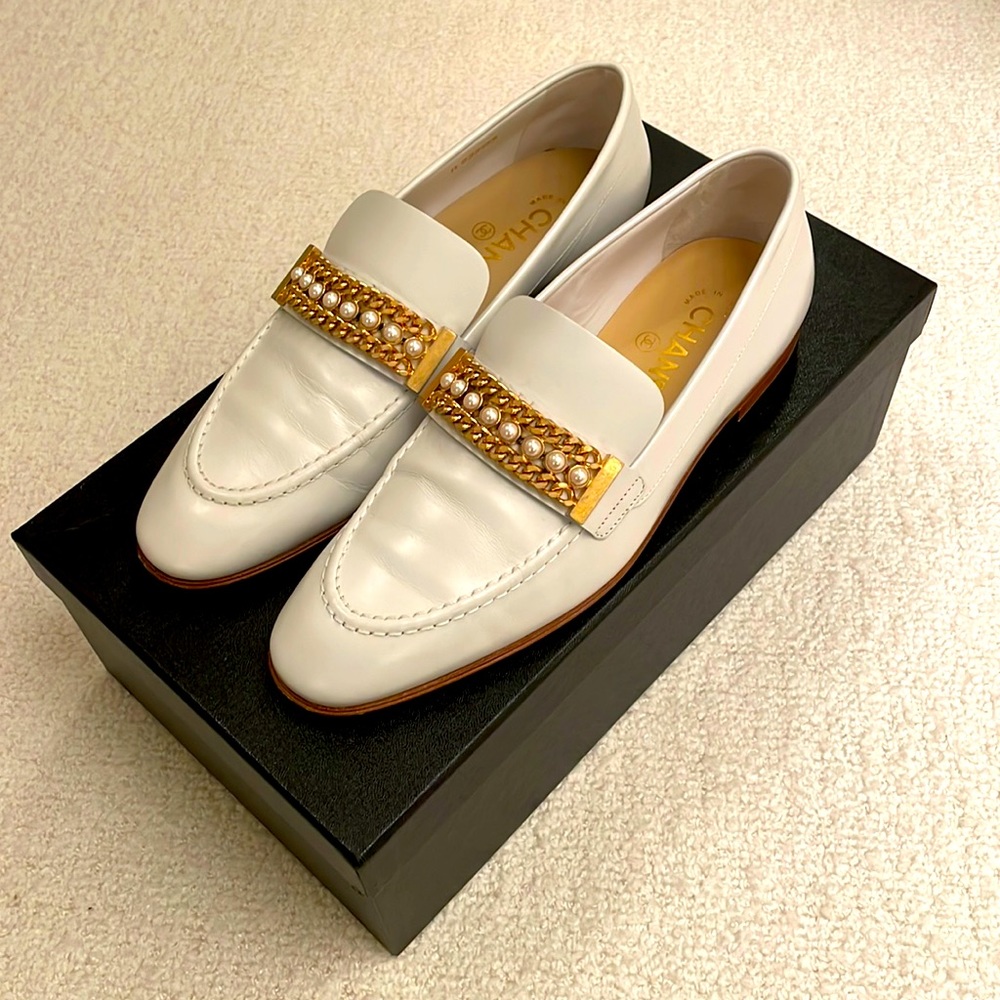 Chanel loafers with pearls and brass hardware (size 38/8)